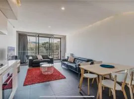 Apartment nestled between Lake Burley Griffin, city and ANU