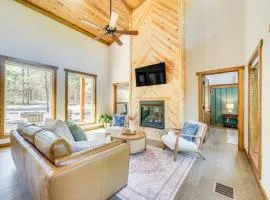 Broken Bow Cabin about 5 Mi to State Park with Hot Tub!