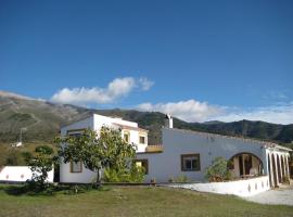 Eine große Villa mit überdachter Terrasse, sowie einem Garten mit Pool, vacation rental in Sedella