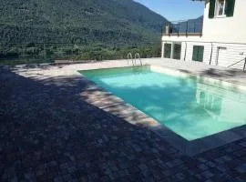 Komfortable Wohnung in Carlazzo mit Privatem Garten
