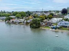 Entire Waterfront House - Boat Shed - 3 Kitchens