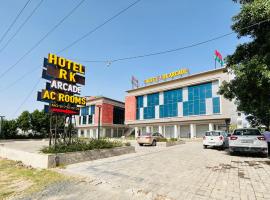 Hotel Rk Arcade, parkolóval rendelkező hotel Sitāpur városában