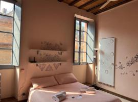 Minimal Studio con travi a vista, lacný hotel v destinácii Piacenza