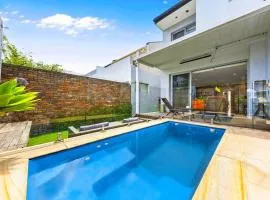 Convenient 4BR with Private Pool close to Airport