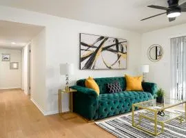 Emerald Retreat - Central & Stylish - 2 BR/2 BA