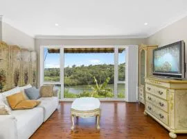 River View Oasis: Spacious 3-Bed House with Pool