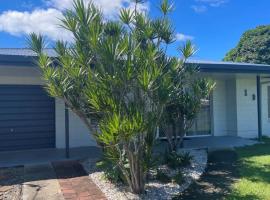 Lowset home with attached Granny Flat - Doomba Dr, Bongaree, hotel in Bongaree