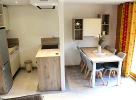 Les Chalets Margot - Chalets pour 6 Personnes 651，代沃呂伊的木屋