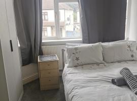 Deluxe Double Room Cosy and Comfortable FFDBL7, hotel em Barking