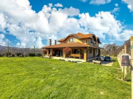 Hedonistic Vineyard Estate With Hot Tub - Happy Rentals, hotel in Ludbreg