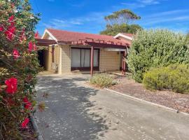 Lacey's Holiday House, hotel em Kingscote
