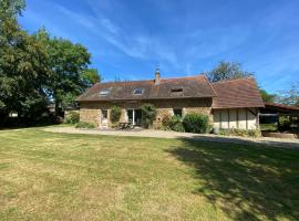 Charming farmhouse near the bay of Mont St Michel – hotel w mieście Le Val-Saint-Père