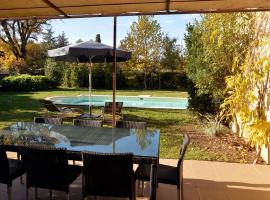 Luxury Provencal villa with view on the Luberon surroundings, hotel in Saint-Saturnin-dʼApt