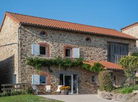 Holiday Home in Saint Beauzire with Garden and Private Terrace, hotel con parcheggio a Saint-Beauzire