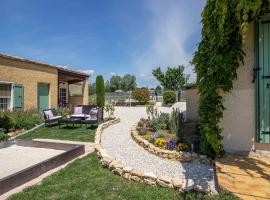 Attractive holiday home with shared pool in the Luberon, holiday home in Gargas
