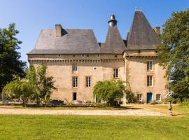 Romantic stay in a medieval castle with pool and restaurant among others, hotell i Chaleix