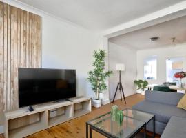 Delightful 2 Bedroom House Pyrmont 2 E-Bikes Included, hotel in Sydney