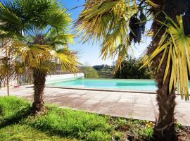 Warm Mansion with Swimming Pool in Sigoul s, hotel com estacionamento em Pomport