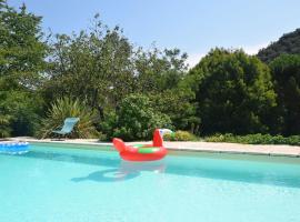 Lovely house with grass garden shared swimmingpool next to the river Ard che, hotel Lalevade-dʼArdèche városában