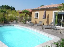 Cozy Villa in Sampzon with Swimming Pool, hôtel à Auriolles