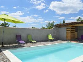 Chic Holiday Home in Pradons with Swimming Pool, hotelli kohteessa Pradons