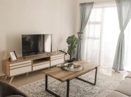 Modern 2 bedroom apartment close to shops & beach, hotel in Gordonʼs Bay