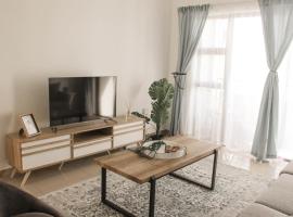 Modern 2 bedroom apartment close to shops & beach, hotel em Gordonʼs Bay