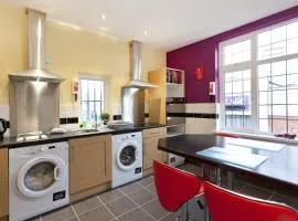 City Centre ideal for Contractors - Huntingdon Street Apartments opposite Victoria Centre Shopping Centre - Full Kitchen to Cook as you would at home - Parking Cars and High Top Vans at five pounds a Day