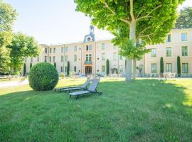 Cozy Apartment with Swimming Pool Terrace Garden Parking: Montbrun-les-Bains şehrinde bir ucuz otel