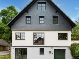 Spacious semi detached house with wood stove located directly on the Rennsteig, parkolóval rendelkező hotel Eisfeldben