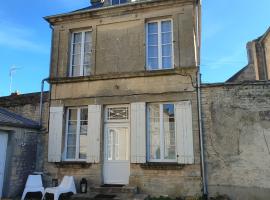 Gîte Le Prieur é - COEUR DE BOURG - maison 48 M2, hotell med parkering i Creully