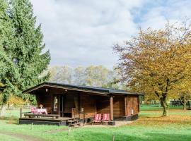 Cozy holiday home on a horse farm in the L neburg Heath, hotel with parking in Eschede