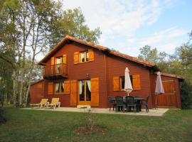 Chalet in the woods of beautiful Dordogne valley, hotel in Souillac