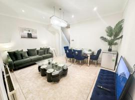 Enchanting 3Bed, 2 Reception Apartment w/ Private Garden & Parking in Ilford – hotel w mieście Barking