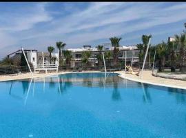 Sunny 1 Bedroom Apartment with Private Terrace Kalogrea, hotel v destinaci Kalogrea