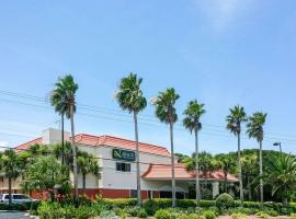 Quality Inn & Suites St Augustine Beach: Saint Augustine Beach şehrinde bir otel