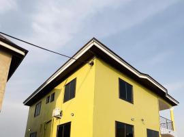 Lovely 5-Bed House Getaway Duplex in Accra, holiday home in Accra