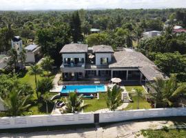 VILLA - MER - PISCINE - JARDIN, hôtel à Foulpointe