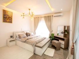 Home Away From Home - East Legon Hills, holiday home in Santeo
