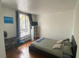 Studio Proche Paris، فندق في شافييل