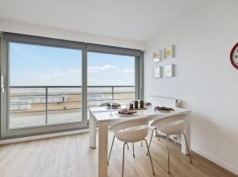 Apartment with frontal sea view in Knokke, semesterboende i Knokke-Heist