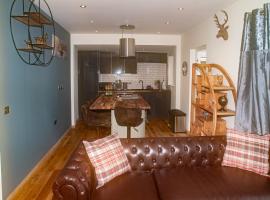 Luxury 3 Bedroom Cottage With Stunning Views Near Fairy Pools!, hotel in Carbost