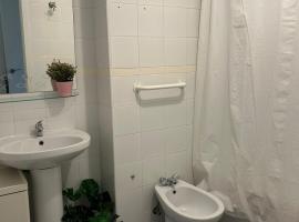 cuki habitacion baño privado, Hotel in Mairena del Aljarafe