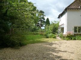 Cosy Family Cottage, Semi Rural Retreat - Dogs Welcome! Nearby Countryside, Beaches & Goodwood, hytte i Eartham