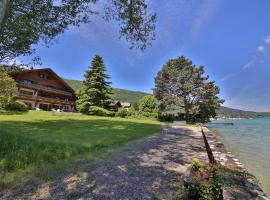 Lac d'Annecy Villa Pieds dans l'eau, hotel in Sévrier