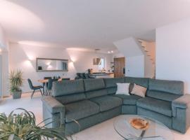 neues Haus m. Blick/Pool/Heizung, hotel em Brunella