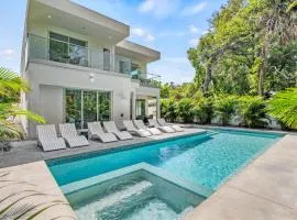Tamiami Vice - Luxury Siesta Key Home with Heated Pool & Prime Location – Book Your Escape Today!