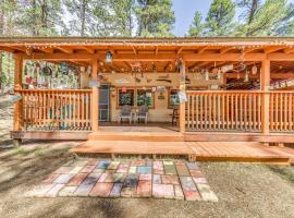 Ruidoso Cabin with Hot Tub - 2 Mi to Grindstone Lake, hotel con parcheggio a Ruidoso