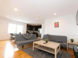 Pristine 2-Bed Apt with Skyline Views - mins to NYC, apartment in Union City