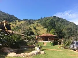 Sitio com piscina natural e cascata, com linda vista em Lumiar.